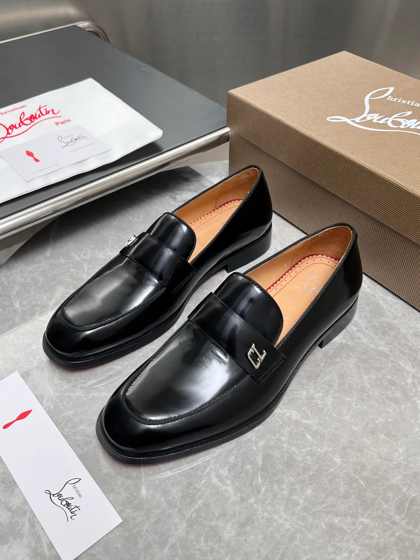 [CL red sole] Top P: 900💰 Number of yards: 39~44 (38.4546. Customized, non-refundable) CL new men's formal shoes Loaf leather shoes Christia* Loubouti* red sole shoes The red sole is luxurious and elegant, reshaping the style boundary of casual formal wear. It is extremely innovative in material selection, and creates a rich visual and tactile experience through the collision of different materials! Made of top-grade calfskin/glossy patent leather/spliced ​​technical fabric in contrasting colors. The upper is stitched by hand with fine and even stitching. It is based on the square-toe loafer shoe shape, with neat and elegant lines, which fits the toughness of men's wear. The upper is embellished with metal rivets, injecting individual details into classic loafers, breaking the mediocrity of casual shoes, and giving a concrete expression of "low-key luxury". From the original color/red cowhide lining inside the shoe to the instantly recognizable red sole, the "red sole" is not only the brand's visual identity, but also a "luxury codeword" when walking. The red sole exposed inadvertently conveys taste and identity instantly. From the innovative splicing of materials, to the personalized fusion of design, to the ingenious inheritance of craftsmanship, the Christian Louboutin men's loafer series is not only a pair of casual shoes, but also a "yuppie style" dressing weapon for men. Whether it is a casual business meeting or a casual look for daily travel, it can help you become a unique and stylish man in every occasion with its "red Loaf" attitude.